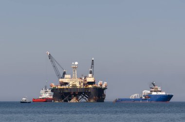 PIPE LAYER Platformu - Bir gaz boru hattı inşaatında denizde çalışıyor 