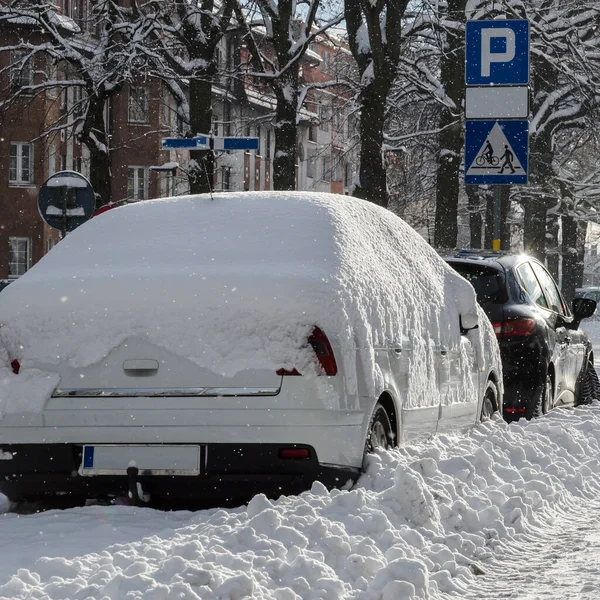 城中的冬季防盗车 雪地覆盖的车辆 — 图库照片