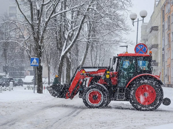 Winter Attack Κυκλοφορία Στους Δρόμους Μιας Χιονισμένης Χειμερινής Πόλης — Φωτογραφία Αρχείου