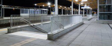 KOLOBRZEG, BATI POLAND - 2021: aydınlatma tren istasyonu platformu 