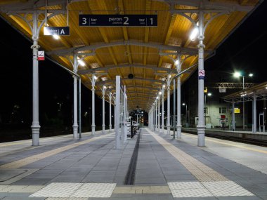 KOLOBRZEG, BATI POLAND - 2021: aydınlatma tren istasyonu platformu 