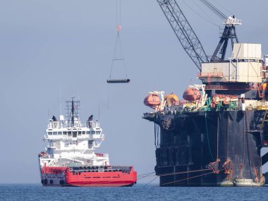 PIPE LAYER Platformu - Bir gaz boru hattı inşaatında denizde çalışıyor 