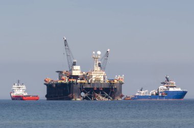 PIPE LAYER Platformu - Bir gaz boru hattı inşaatında denizde çalışıyor 
