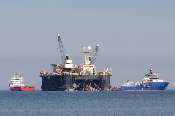 PIPE LAYER Platformu - Bir gaz boru hattı inşaatında denizde çalışıyor 