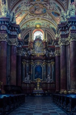 POZNAN - POLAND - 2021: Daimi Yardım Bakanlığımızın Üniversite Bazilikası 'nda sunak 