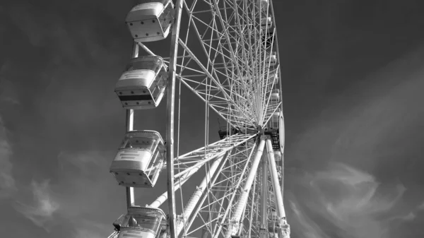 Amusement Park Ferris Whell Proti Modré Obloze — Stock fotografie