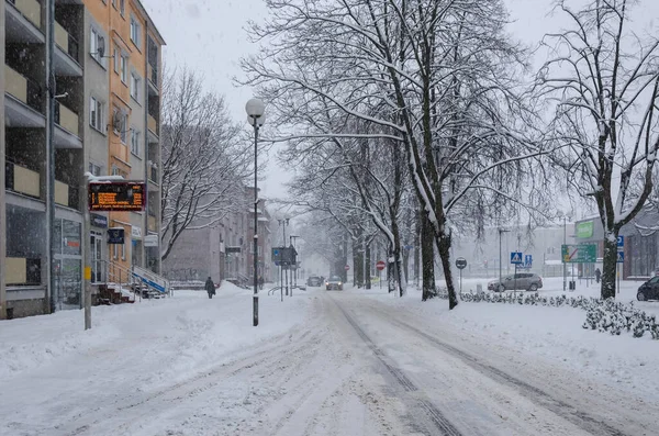 Klobrzeg West Pomeranian Poland 2021 城市街道上覆盖着厚厚的一层雪 — 图库照片