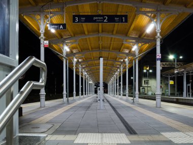 KOLOBRZEG, BATI POLAND - 2021: aydınlatma tren istasyonu platformu 