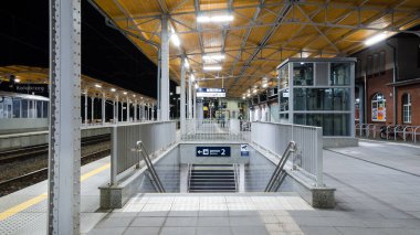 KOLOBRZEG, BATI POLAND - 2021: aydınlatma tren istasyonu platformu 