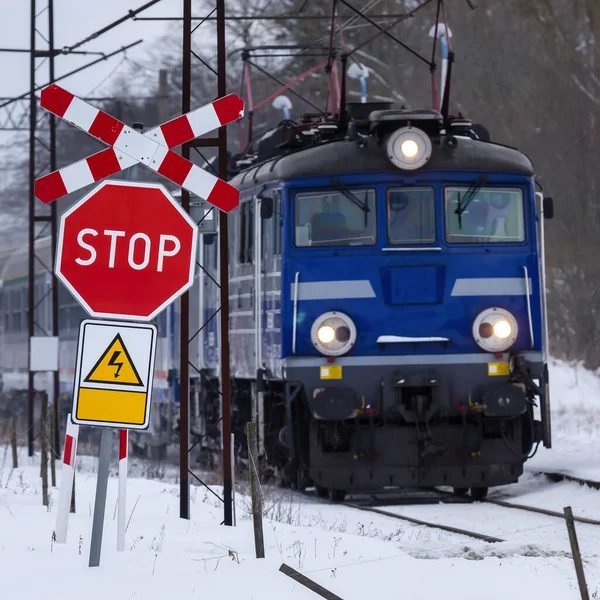 Stop Sign Železničnímu Přejezdu Blíží Osobní Vlak — Stock fotografie