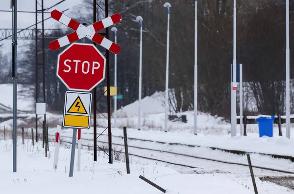 Stop Sign Przejazd Kolejowy Bez Barier Śnieżnej Stacji Wsi — Zdjęcie stockowe