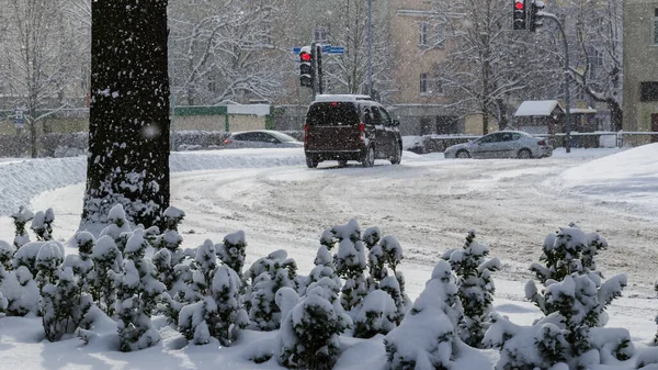 Winter Attack 冬季大雪覆盖城市街道上的交通 — 图库照片