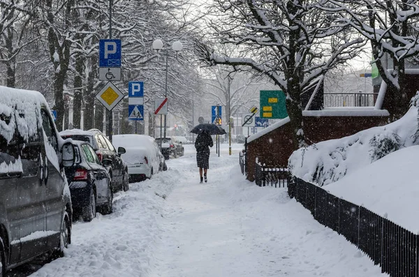 Vinter Attack Kvinna Med Paraply Går Längs Den Snöiga Trottoaren — Stockfoto