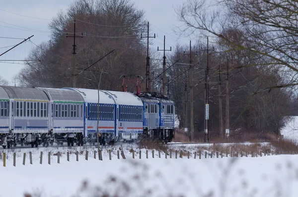 Express Vlastnictví Osobní Vlak Jede Trase Pozadí Zimních Polí — Stock fotografie