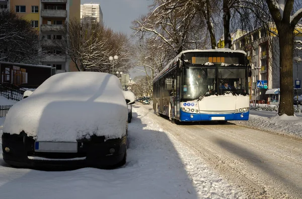 Winter Attack 雪地街道上覆盖着雪的汽车和公交 — 图库照片
