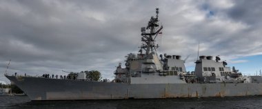 Kılavuz Bayan DeSTROYER - Bir Amerikan savaş gemisi limana doğru yelken açıyor