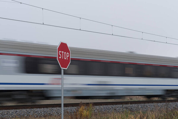 ПОДБОРО, ЗАПАДНАЯ ПОМЕРАНИЯ - ПОЛЬША - НОЯБРЬ 03 НОЯБРЯ 2025 года: ЗНАЧЕНИЕ - Красный знак на фоне скоростных экспрессов