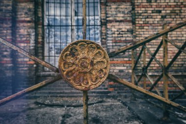 Dekoratif Metal Çalışması - Endüstriyel binanın önünde çok eski işlenmiş demir elementler