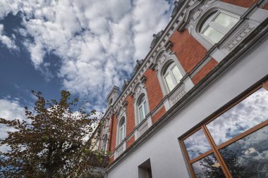 CLASSIC ARCHITECTURE - Şehir merkezindeki güzel eski apartman