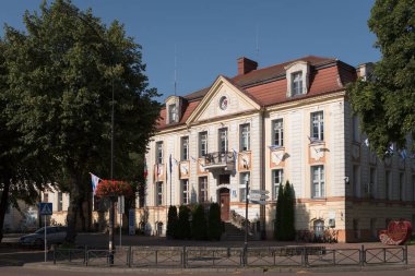 BIALOGARD, Batı Pomeranya - POLAND - 09 AĞUSTOS 2025: Klas Arkeoloji - Belediye binasının etkileyici ve güzel tarihi binası