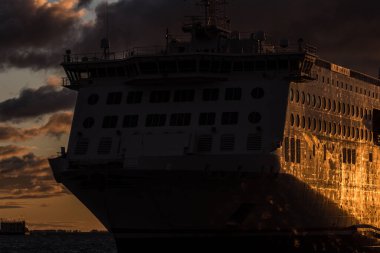 PASSENGER FERRY - Sabah güneşinde denizde bir gemi