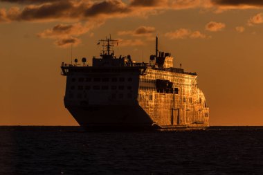 PASSENGER FERRY - Sabah güneşinde denizde bir gemi