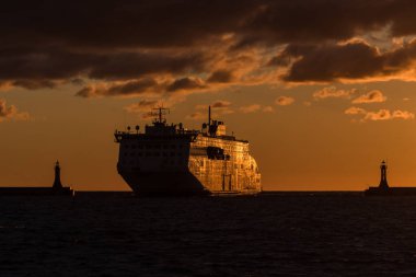 PASSENGER FERRY - Sabah güneşinde denizde bir gemi