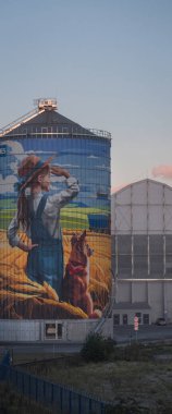 GDYNIA, POLAND REJON - 15 AĞUSTOS 2025 GREIN SİLO GREN SİLO - Güzel temalı sanatsal duvar resmine sahip bir depo kulesi