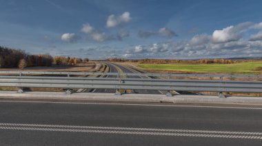 LOCAL YOLU Çağdaş asfalt yollarda otoyol trafiği