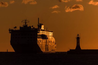 PASSENGER FERRY - Sabah güneşinde denizde bir gemi