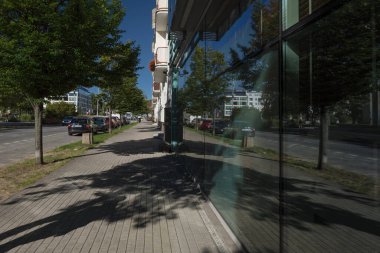 GDYNIA, POLAND REJON - 25 Eylül 2025: sabah güneşinde Pisudskiego Caddesi 'ndeki şehir hayatı