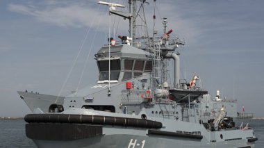 GDYNIA, POLAND - POLAND 15 AĞUSTOS 2025 BÖLGESİ VE KAYIP KAYIP BAŞKASINDA - Polonya Donanma gemileri limanda manevra yapıyor