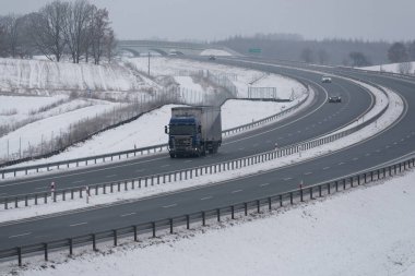 SNOWY VE FROSTY Kış- Otobanda trafik sıkışık ve kaygan değil