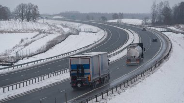 SNOWY VE FROSTY Kış- Otobanda trafik sıkışık ve kaygan değil