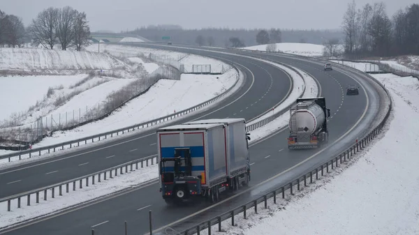 SNOWY VE FROSTY Kış- Otobanda trafik sıkışık ve kaygan değil