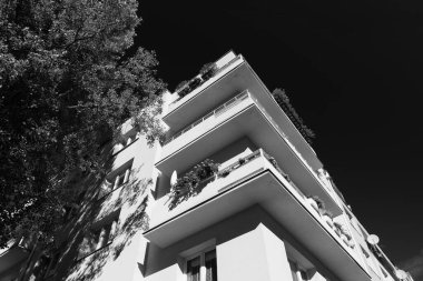 Gdynia 'da klasik bir modernist apartman dairesi olan Balkonda Çiçekler ve Mimarlar