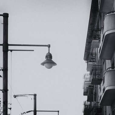 ARCHITECTURE - Gdynia 'da klasik bir modernist apartman ve şık bir sokak lambası