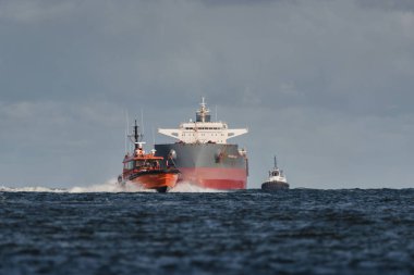 SUÇLU, BATI POLAND - 23 Eylül 2025: MARITIME TRANSORT - Pilot tekne, römorkörler ve gemi limana doğru yelken açıyor