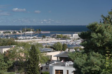 GDYNIA, POLAND - 25 Eylül 2025: Kosciuszko Meydanı, marina, liman ve Gdansk Körfezi manzarası