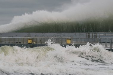 STORM SEA - İskelede güçlü köpüklü deniz suyu dalgaları