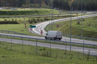 Otoyol - Modern bir yolda araba trafiği