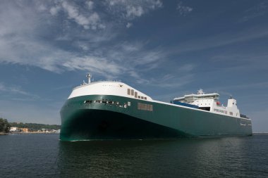 MARITIME TRANSORT - Melez güçlü bir ro-ro gemisi limana doğru gidiyor