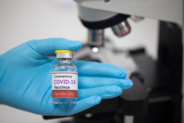 Laboratuvarda Coronavirus aşısı COVID-19 'un geliştirilmesi ve üretilmesi. Laboratuvarda Covid-19 aşısı.)