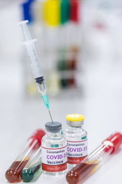 Laboratuvarda Coronavirus aşısı COVID-19 'un geliştirilmesi ve üretilmesi. Laboratuvarda Covid-19 aşısı.)