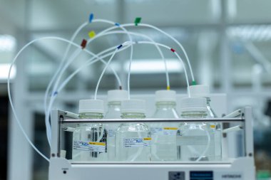 Laboratuvarda Coronavirus aşısı COVID-19 'un geliştirilmesi ve üretilmesi. Laboratuvarda Covid-19 aşısı.)