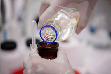 Laboratuvarda Coronavirus aşısı COVID-19 'un geliştirilmesi ve üretilmesi. Laboratuvarda Covid-19 aşısı.)