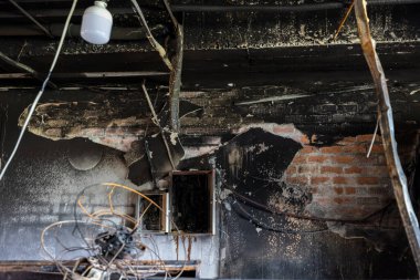 Bilimsel laboratuvar yangınından sonra oda durumu.