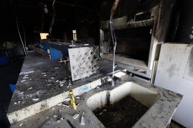 Bilimsel laboratuvar yangınından sonra oda durumu.