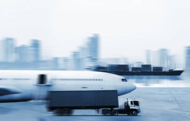 Dünya lojistik, lojistik ağ dağılımı ve Lojistik Endüstriyel Konteynır Kargo gemisi hızlı veya ani nakliye kavramı için