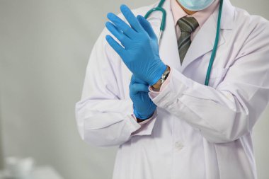 Laboratuvar araştırması. Takım çalışması bilim adamları verileri inceler ve mikroskop başarısını değerlendirir. Düşüren kimyasallar üzerinde araştırma yapıyorlar. Yaşam bilimi ve Covid 19 için aşı buluyorlar.